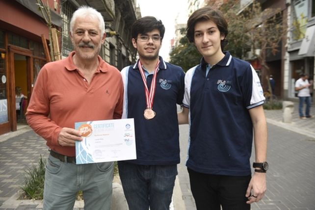 Campeones. Lucas Díaz (el de la medalla)