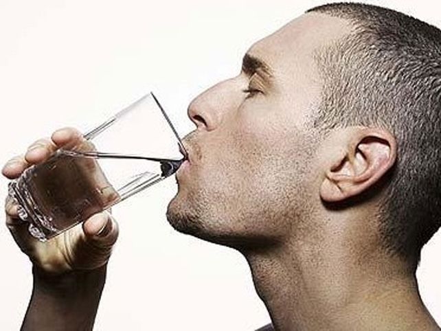 Diez beneficios de tomar agua en ayunas