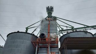 Dos dotaciones de Bomberos Zapadores de San Lorenzo acudieron al Incendio de una planta secadora de cereal en Aldao.&nbsp;