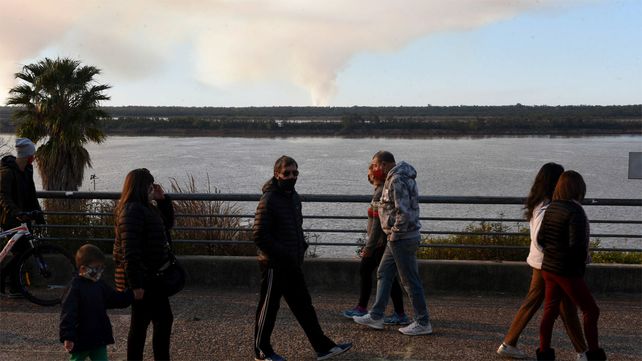 La sequía y la bajante del río agravan los incendios de pastizales en la zona de las islas