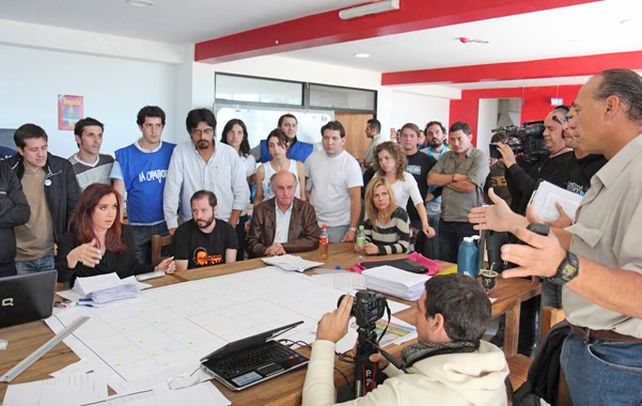 Visita oficial. La presidenta de la Nación dialoga con jóvenes militantes en la Facultad de Periodismo platense.