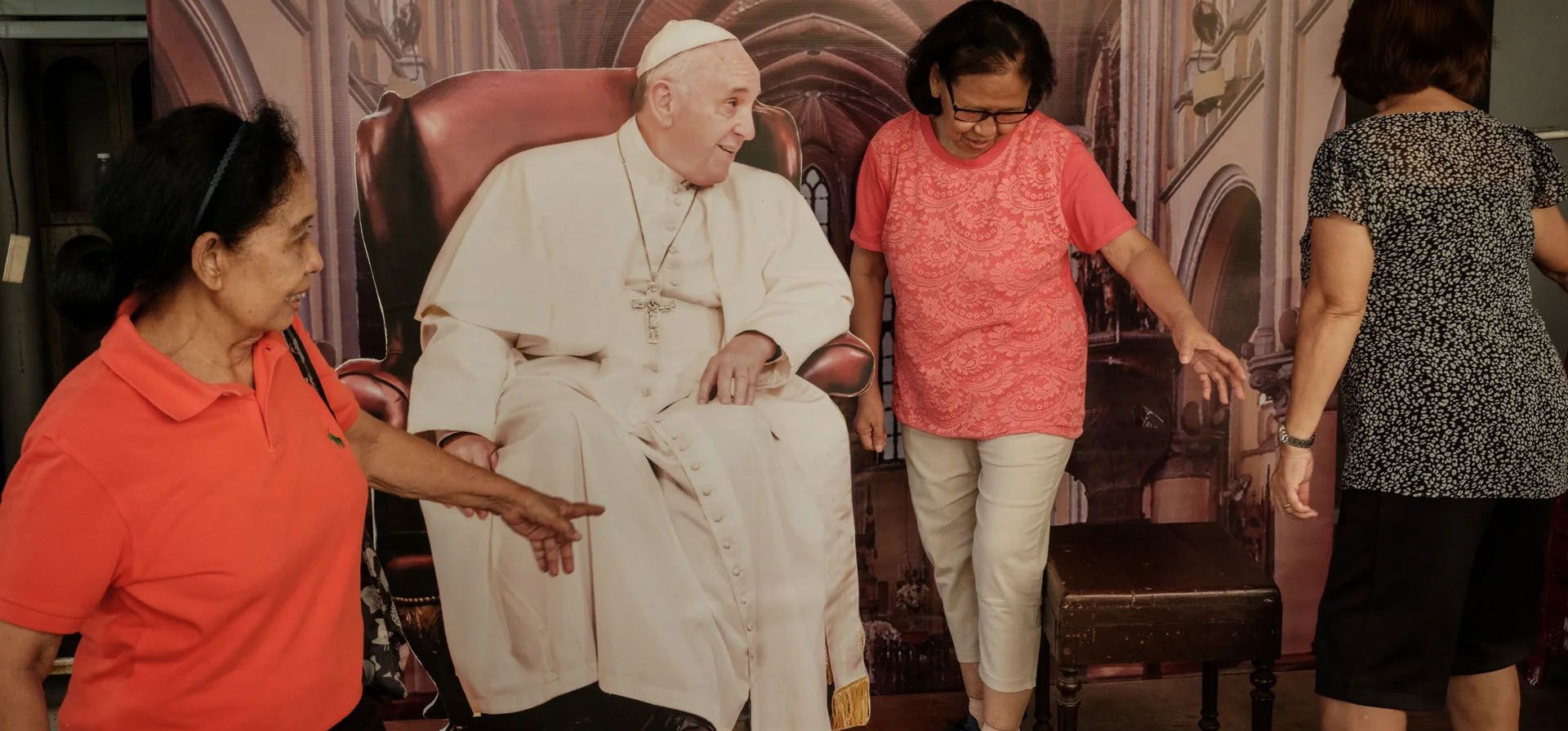 La gente se toma fotos con un recorte de tamaño natural del Papa Francisco en la Catedral de Yakarta, Indonesia. Fotografía: Yasuyoshi Chiba/AFP/Getty Images La gente se toma fotos con un recorte de tamaño natural del Papa Francisco en la Catedral de Yakarta, Indonesia. Fotografía: Yasuyoshi Chiba/AFP/Getty Images