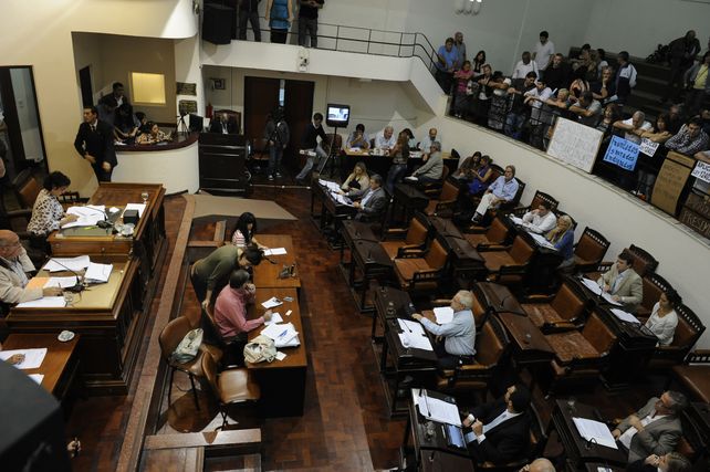 La sesión especial del Concejo donde la oposición aprobó la ayuda a los inundados. El oficialismo