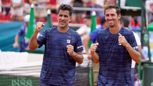 Machi González y Andrés Molteni festejan luego de un trabajado partido de dobles. Argentina así se puso 2 a 1 en la serie de Copa Davis ante Kazajistán.