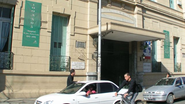 Investigan la causa de muerte de un hombre hallado inmóvil en el acceso del hospital Cullen