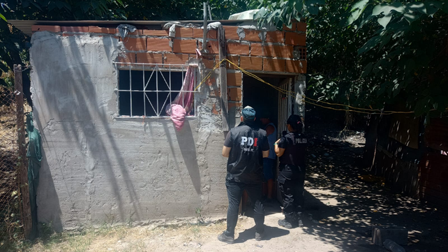 La vivienda allanada ayer en Villa Gobernador Gálvez. Los investigadores incautaron un teléfono celular. 