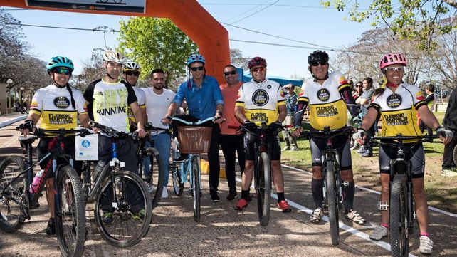 Los ciclistas con los funcionarios.&nbsp;