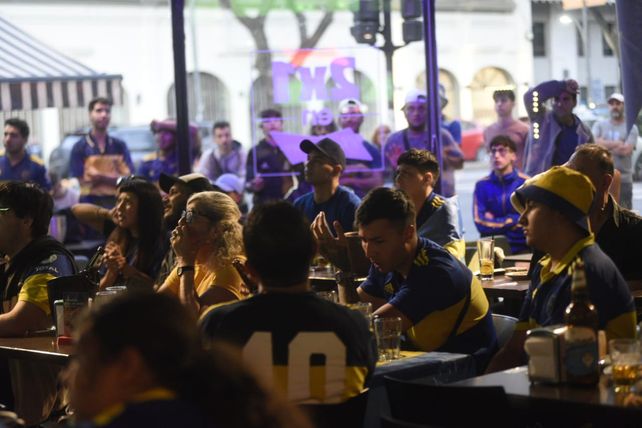 Los hinchas auriazules en el bar de Pellegrini y Paraguay