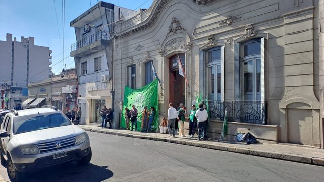 Continúan las manifestaciones y reclamos por recortes en CGE y Administración Pública