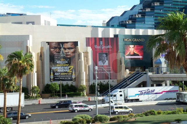 Imponente. El anuncio de la pelea al lado de la entrada al MGM sobre la Tropicana Avenue de Las Vegas.