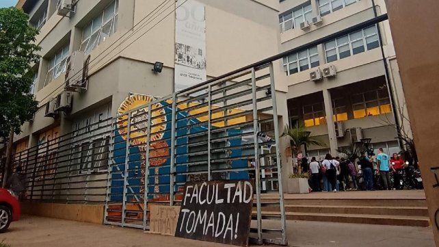 Estudiantes y docentes tomaron la Facultad de Trabajo Social en señal de protesta.&nbsp;