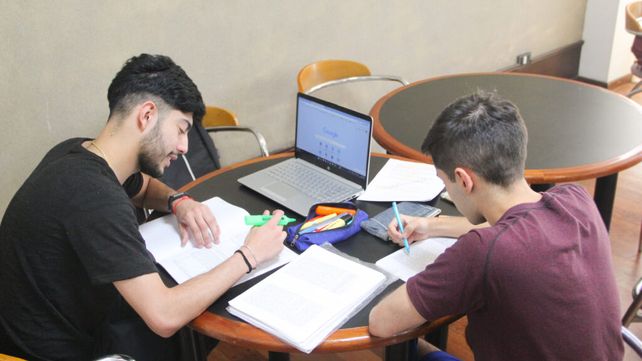 La residencia universitaria de Santa Fe 1470 cuenta con un espacio común de estudio en la planta baja y otro espacio común de estudio en el entrepiso.