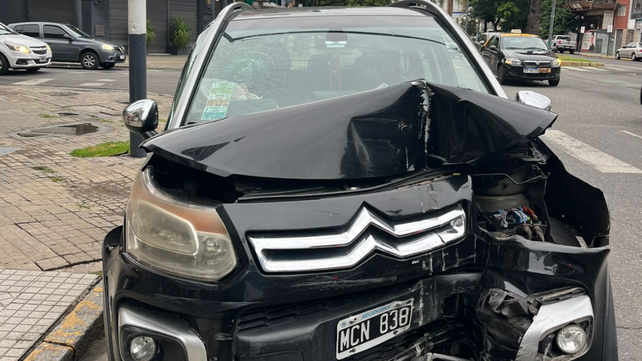 Choque en Francia y Zeballos. El Citröen colisionó con una ambulancia. Fue este lunes temprano
