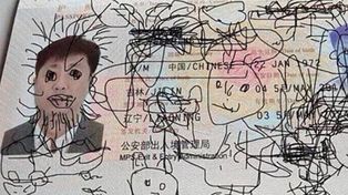 Un ciudadano chino no puede salir de Corea porque su hijo le pintó todo el pasaporte