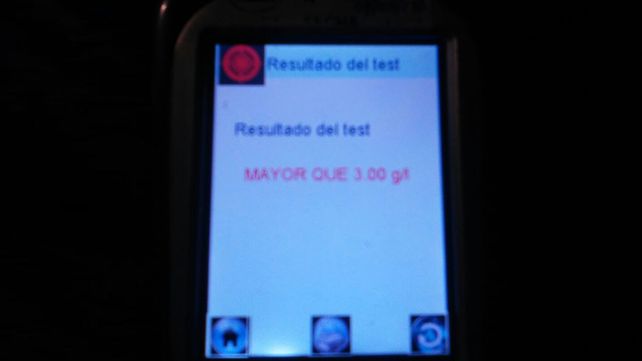 Manejaba el auto sin cubiertas, lo paró Tránsito y estaba borracho