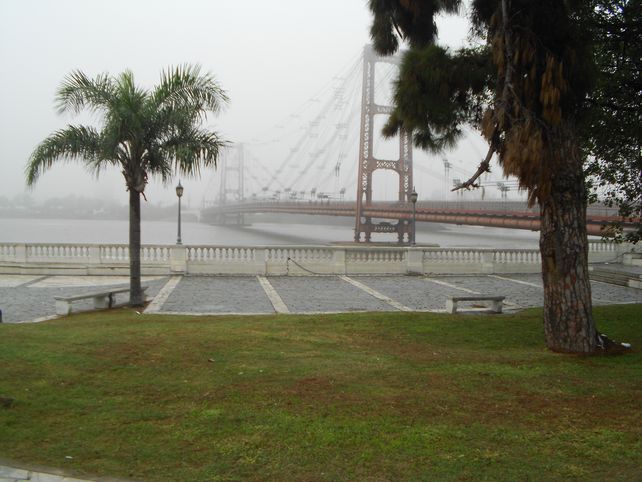 ¿Londres? No. Entre la niebla... el Puente Colgante