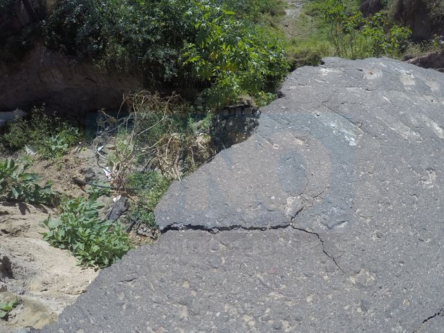 La barranca de calle Osinalde se comió una mano de la arteria