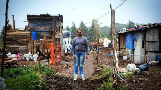 Antonela, referente del barrio Antártida Argentina, muestra la realidad de los barrios más vulnerables.