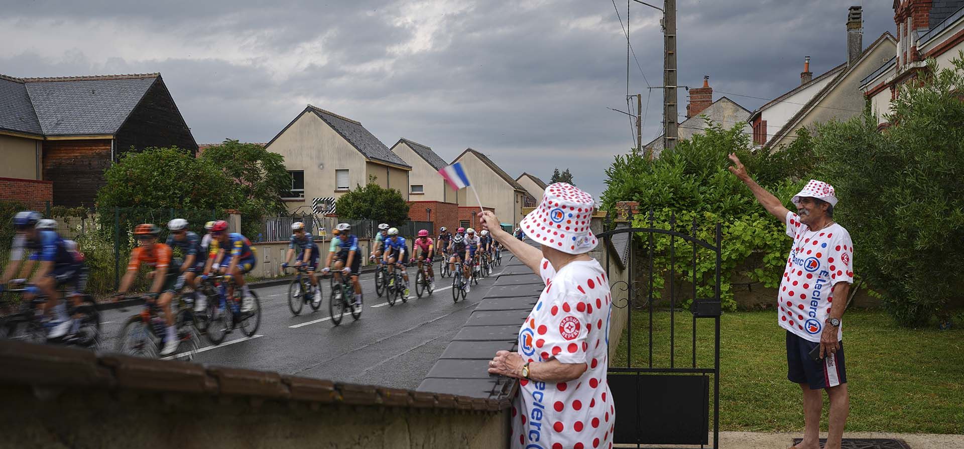 Dos espectadores con camisetas del equipo del mejor tiempista de la escala, saludan mientras el grupo pasa durante la décima etapa de la carrera ciclista del Tour de Francia de 187,3 kilómetros, con inicio en Orleans y final en Saint-Amand-Montrond, Francia, el martes 9 de julio. 2024. (Foto AP/Daniel Cole) Dos espectadores con camisetas del equipo del mejor tiempista de la escala, saludan mientras el grupo pasa durante la décima etapa de la carrera ciclista del Tour de Francia de 187,3 kilómetros, con inicio en Orleans y final en Saint-Amand-Montrond, Francia, el martes 9 de julio. 2024. (Foto AP/Daniel Cole)