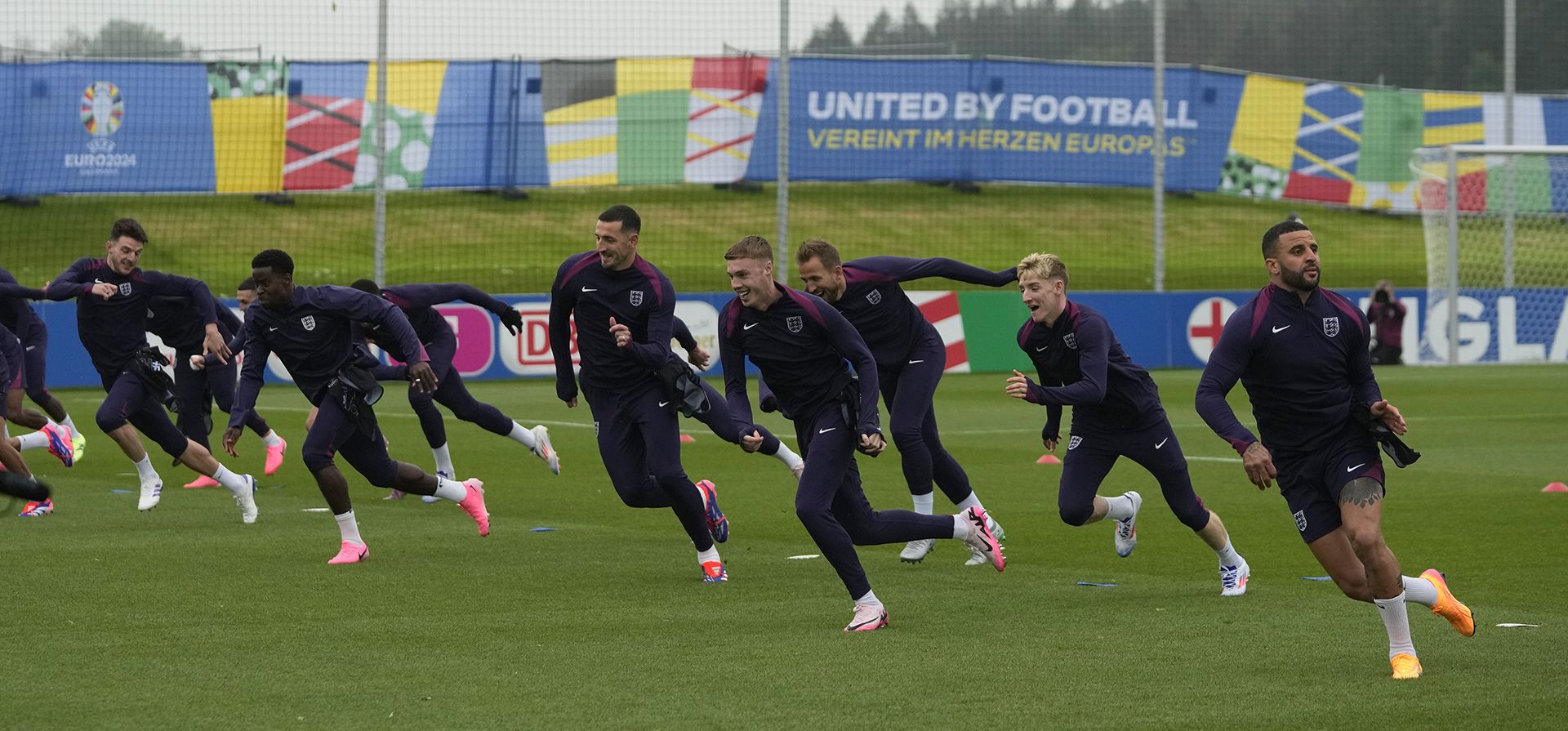 Los jugadores de Inglaterra corren durante una sesión de entrenamiento en Blankenhain, Alemania, el miércoles 19 de junio de 2024, antes de su partido de fútbol del Grupo C contra Dinamarca en el torneo de fútbol Euro 2024. (Foto AP/Thanassis Stavrakis) Los jugadores de Inglaterra corren durante una sesión de entrenamiento en Blankenhain, Alemania, el miércoles 19 de junio de 2024, antes de su partido de fútbol del Grupo C contra Dinamarca en el torneo de fútbol Euro 2024. (Foto AP/Thanassis Stavrakis)