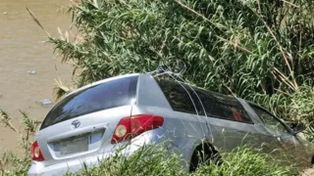 Insólito accidente en San Lorenzo: un coche fúnebre cayó por una barranca y quedó al borde del arroyo