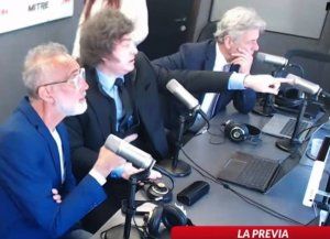Milei cruzó a De Mendiguren en La Rural: Le cagó 30 mil millones de dólares a los argentinos