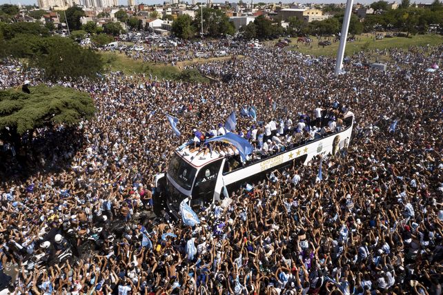 El micro de la selección avanzó con lentitud por las saturadas calles de Buenos Aires.