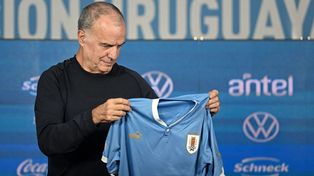 Bielsa, cuyo último trabajo fue al frente de Leeds, ilusiona al mundo futbolístico uruguayo.