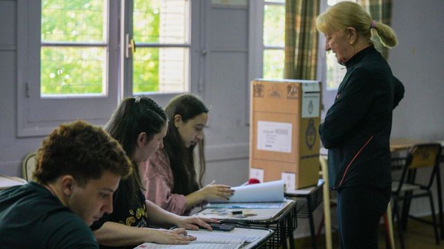 Desde temprano muchos rosarinos fueron a las urnas a votar.