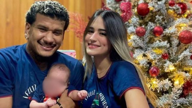 Héctor Bello con su esposa Andrea y la bebé de ambos. Los terremotos en Venezuela cegaron la vida de la mujer
