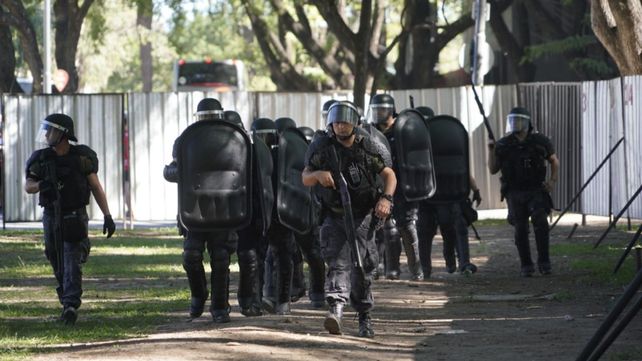 Los jugadores de Central fueron recibidos en el Coloso con piedrazos que impactaron en el colectivo