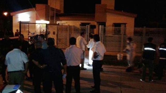 Un hombre apuñaló a su mujer y a sus cuatro hijos, los roció con nafta e hizo estallar la casa