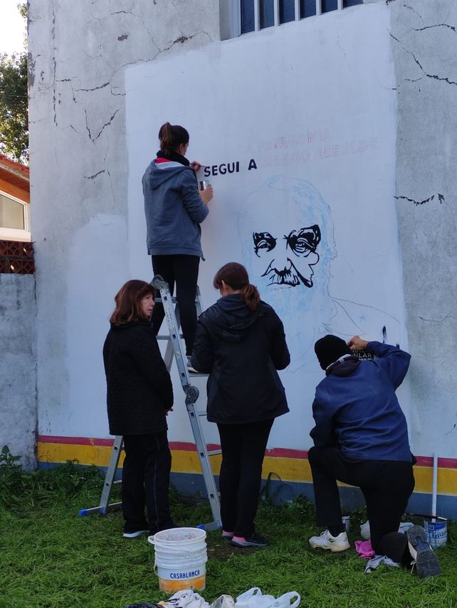 Con un mural en honor a Osvaldo Bayer, la Biblioteca Popular de Sastre celebra su 106 aniversario