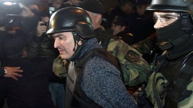 José López es trasladado por personal policial.