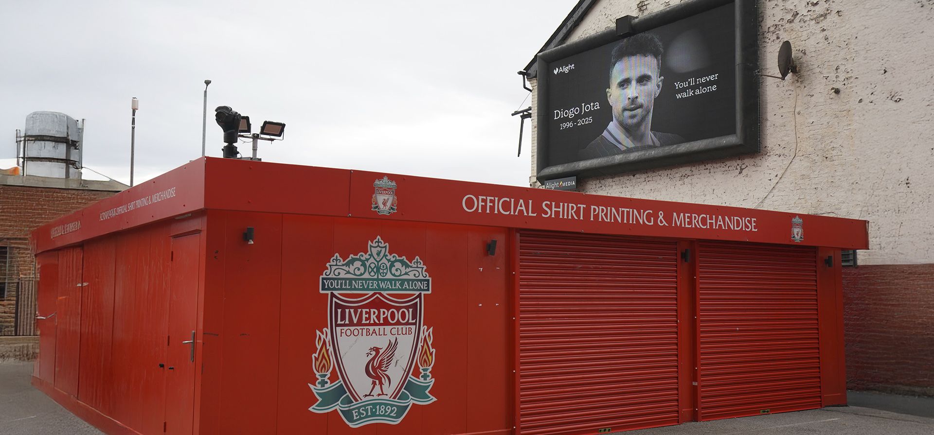 Una imagen de Jota en memoria del jugador del Liverpool Diogo Jota se ve sobre una tienda del Liverpool en el estadio Anfield, sede del Liverpool FC en Liverpool, el viernes 4 de julio de 2025. (Foto AP/Ian Hodgson) Una imagen de Jota en memoria del jugador del Liverpool Diogo Jota se ve sobre una tienda del Liverpool en el estadio Anfield, sede del Liverpool FC en Liverpool, el viernes 4 de julio de 2025. (Foto AP/Ian Hodgson)