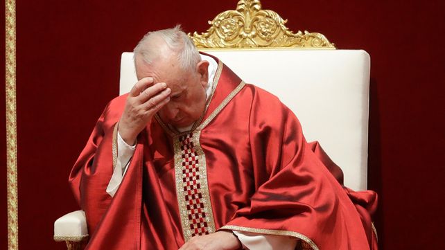 Pensativo. El Papa Francisco se mostró silencioso en el palco ante el Coliseo Romano.&nbsp;