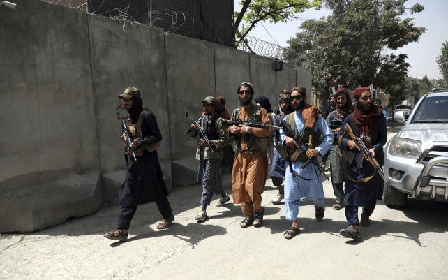 Combatientes talibanes patrullan en el barrio de Wazir Akbar Khan en la ciudad de Kabul, Afganistán. Los talibanes declararon una