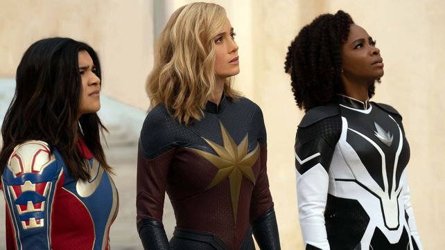 Iman Vellani como Ms. Marvel; Brie Larson como Capitana Marvel