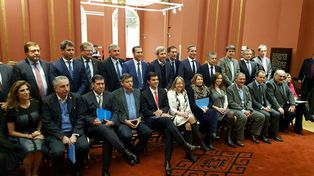 Gobernadores. Los gobernadores suscribieron el Acuerdo para el Fortalecimiento del Federalismo, que restringe el nivel de gastos.&nbsp;