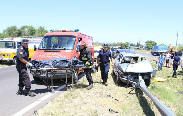 Buscan causas. El Fiat se incrustó con la punta del guardarrail que hirió mortalmente al conductor  de 38 años