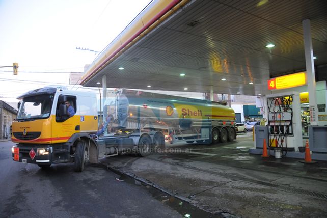 Llegó el primer camión con combustible a la ciudad