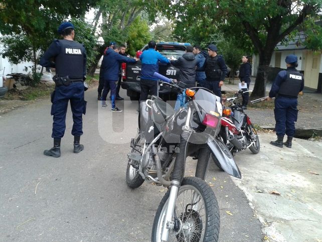 Los jóvenes fueron detenidos y perseguidos luego evadir el control policial