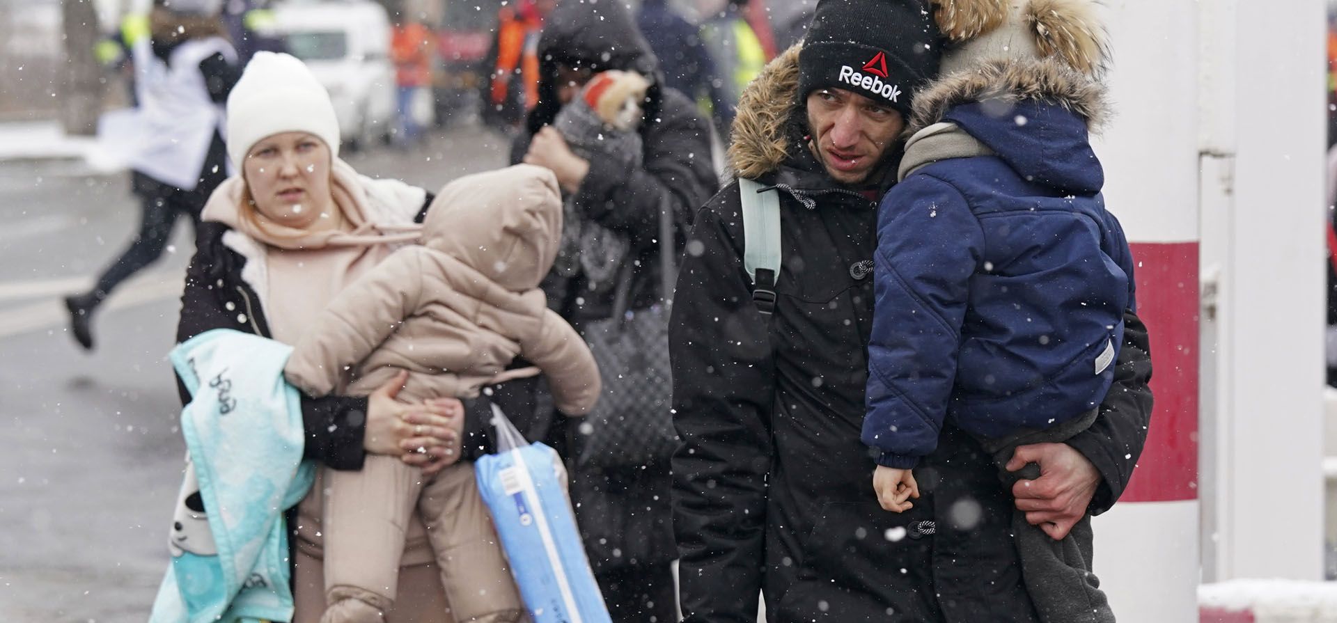 La gente cruza la frontera de Ucrania hacia Siret, Rumania, el miércoles 2 de marzo de 2022, mientras evacuan Ucrania en medio de la invasión de Rusia.