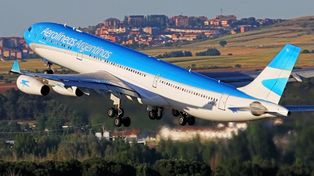Viajó gratis durante cuatro años estafando a Aerolíneas con tarjetas de crédito ajenas