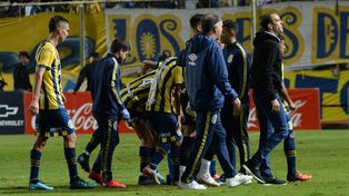 Somoza inicia la retirada en cancha de Unión, tras el triunfo por penales ante Sol de Mayo.