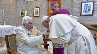 El Papa agradeció a Benedicto XVI por todo el bien que hizo