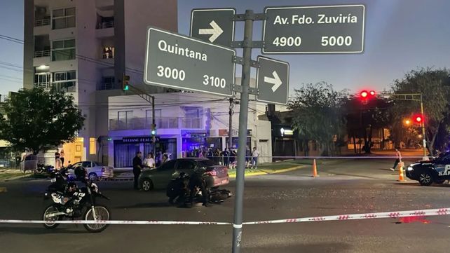 Cruzó un semáforo en rojo mientras huía de la policía, chocó y murió