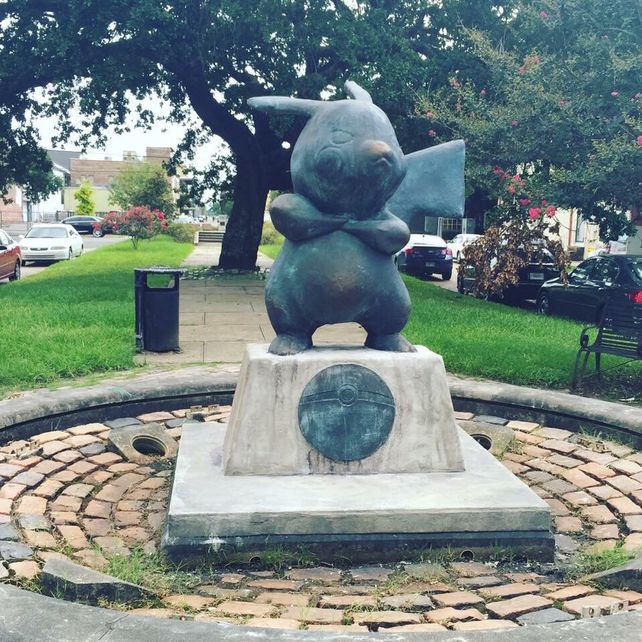 Pikachu en un pedestal. La locura por Pokémon invandió el mundo.