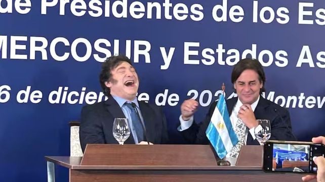 Javier Milei junto a su par saliente de Uruguay Lacalle Pou.