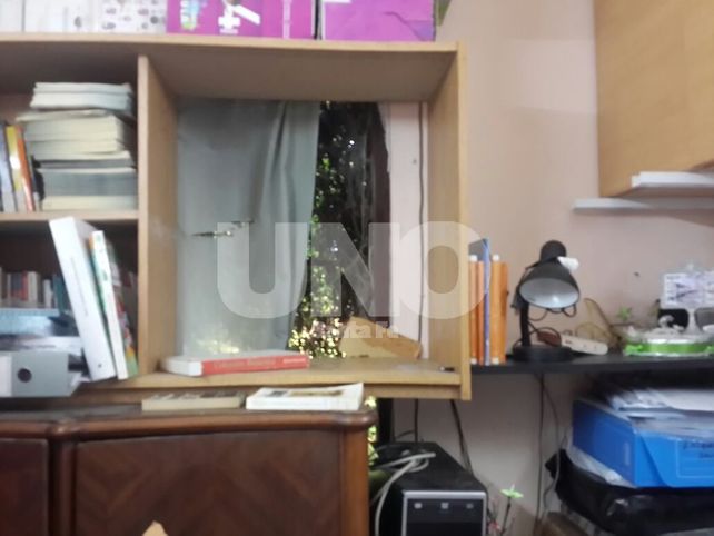 Destrozado. Así quedó un mueble que estaba colocado contra la ventana.&nbsp;